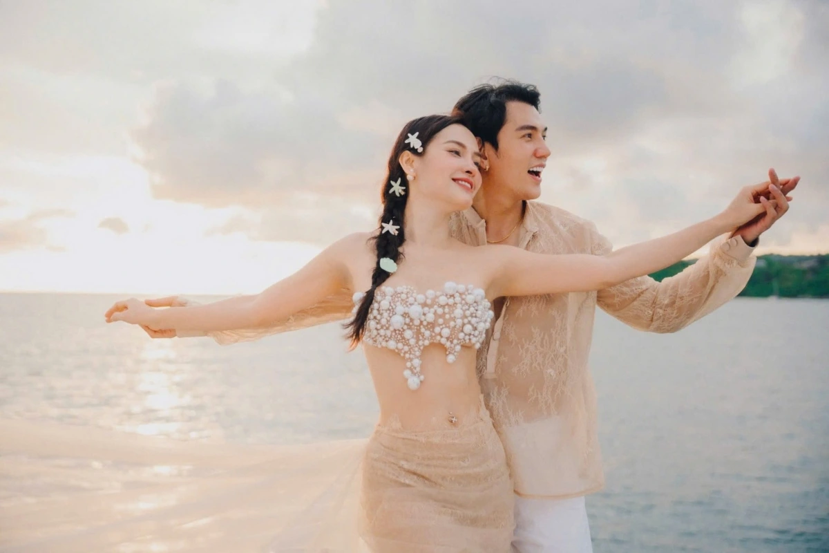 Phương Trinh Jolie tình tứ bên ông xã Lý Bình trong chuyến du lịch Thái Lan. Nữ diễn viên bày tỏ: “Có những khoảnh khắc không cần lời nói, chỉ cần một ánh mắt, một cái nắm tay là đủ để biết mình đã tìm thấy đúng người”. (Nguồn: FBNV)