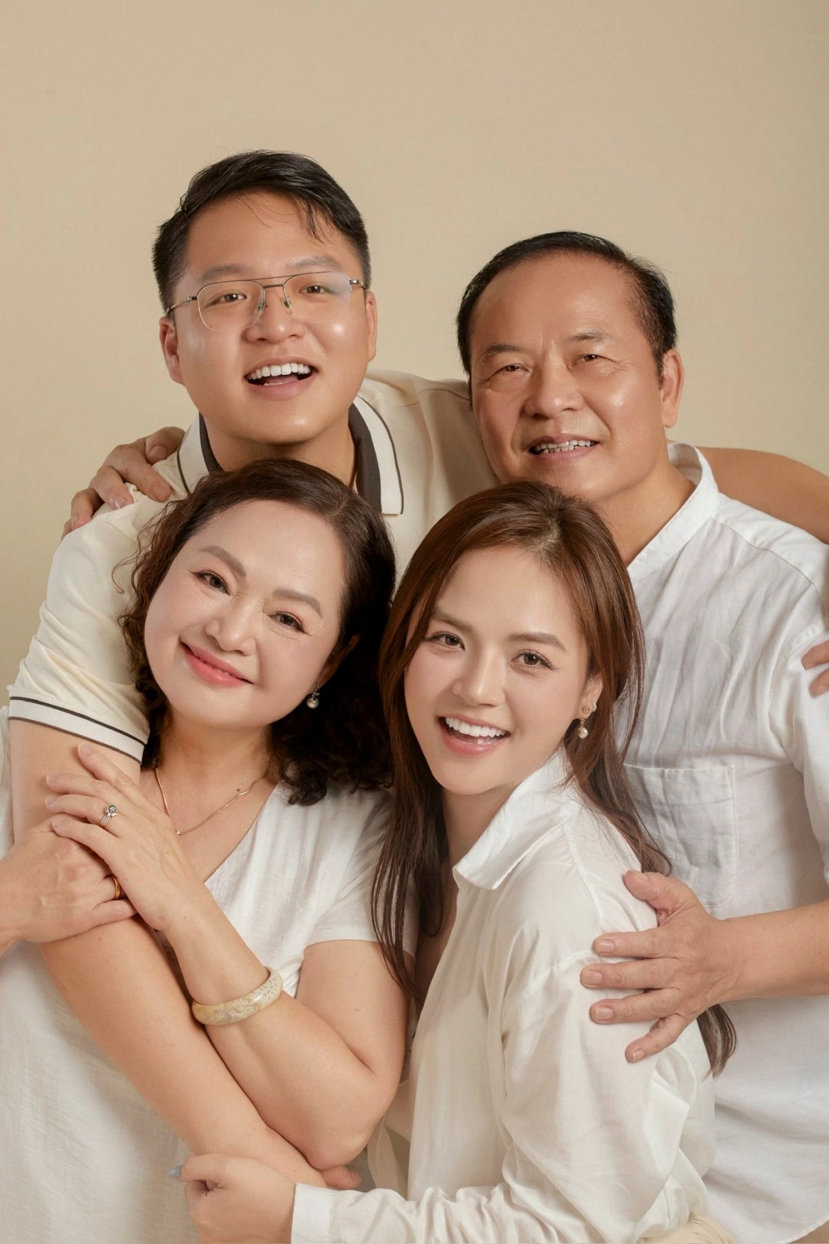 Thu Quỳnh bên bố mẹ và em trai