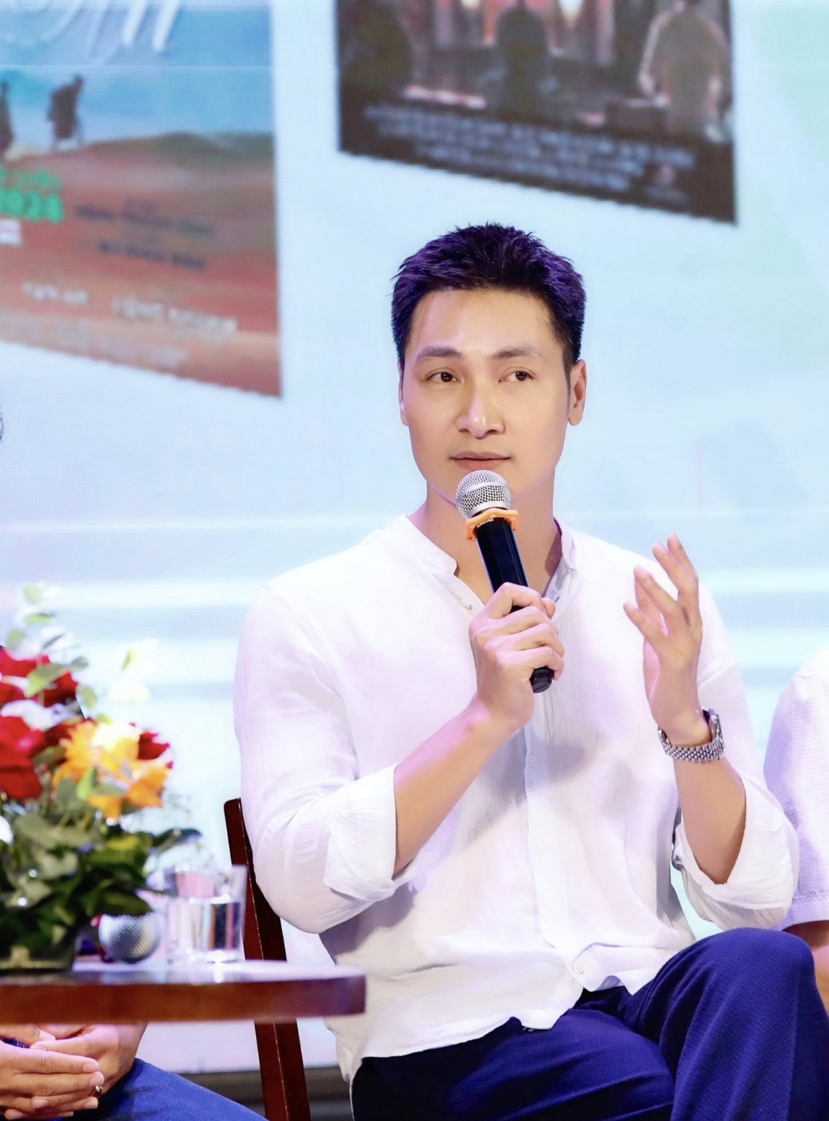 Diện áo sơ mi trắng tại sự kiện, nam diễn viên Mạnh Trường chia sẻ: "Tuyệt đối tươi tắn".