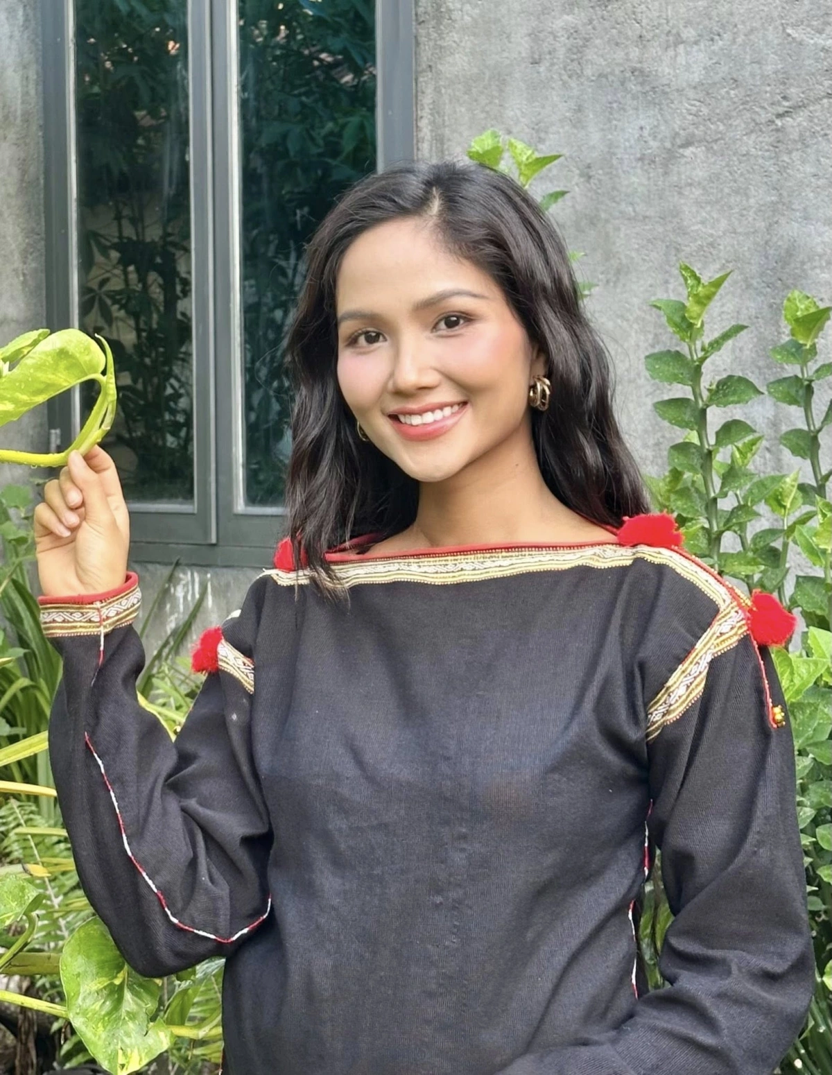 H'Hen Niê bày tỏ niềm hạnh phúc khi được về quê hương Đắk Lắk công tác, thăm các địa điểm xinh đẹp, quan trọng nhất là cô được đi cùng gia đình. (Nguồn: FBNV)