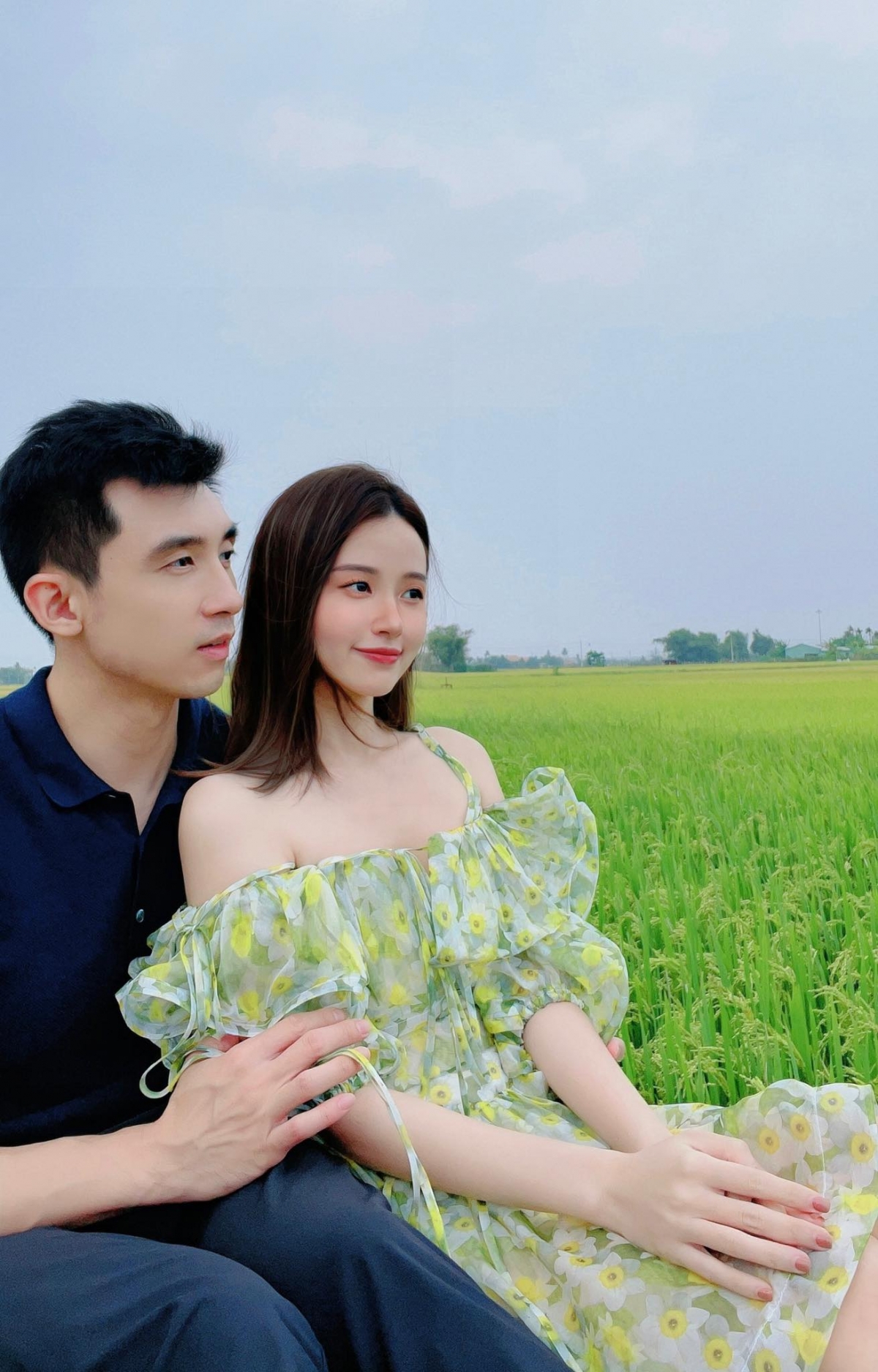 Midu tình tứ bên ông xã: "Một chút không khí đồng quê yên bình".