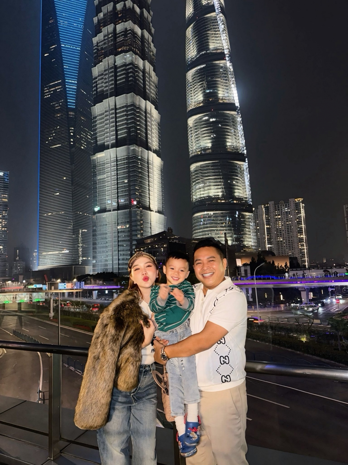 Bảo Thy cùng ông xã và con trai đi du lịch Thượng Hải, Trung Quốc. “Cao nhất Thượng Hải là toà nhà kia, còn hạnh phúc nhất là nhà mình”, cô viết. (Nguồn: FBNV)