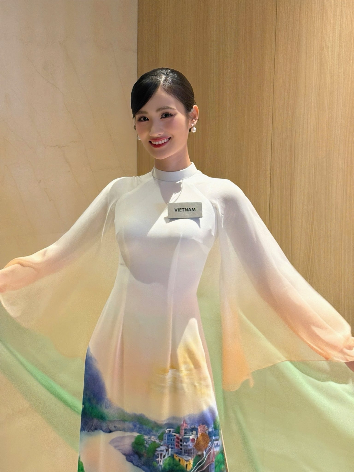 Hoa hậu Ý Nhi khoe bộ ảnh áo dài đầu tiên của cô tại Miss World 2025, thiết kế thướt tha dịu mắt, in hình một địa danh nổi tiếng của Ấn Độ