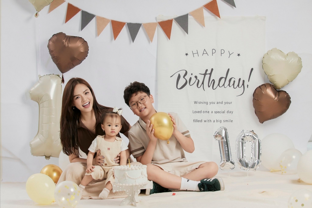 Thu Quỳnh đăng ảnh mừng con gái – bé Tằm tròn 1 tuổi. “Em bé nhất nhà hôm nay chính thức ‘có tuổi’. Hạnh phúc trọn vẹn của tôi!”, nữ diễn viên bày tỏ. Nữ diễn viên từng chia sẻ khi có con thứ hai, cô thay đổi rất tích cực. Cô được mọi người khen hợp sinh con, lúc nào cũng thấy phơi phới, vui tươi. (Nguồn: FBNV)