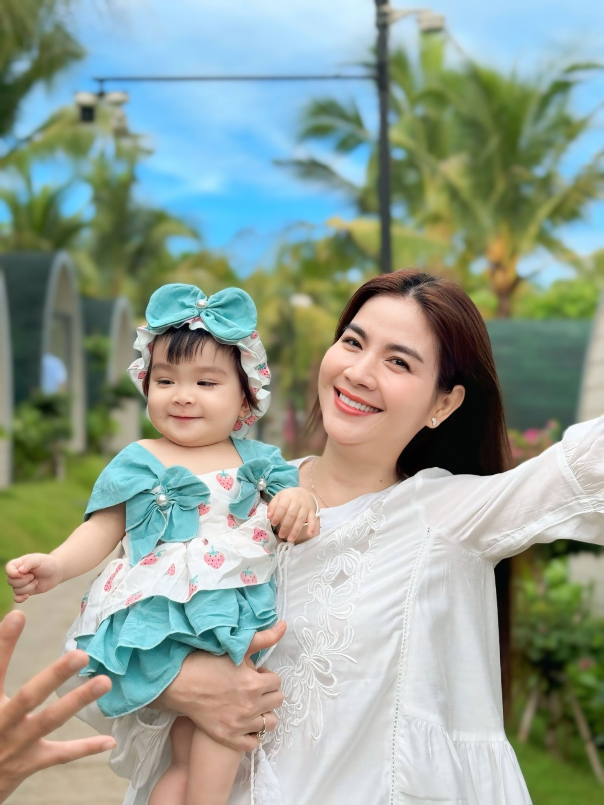 Kha Ly chụp ảnh cùng con gái Lita 10 tháng tuổi. Cô cho biết con gái nhỏ đã biết cười làm duyên, tay chỉ trỏ khiến cô và ông xã vô cùng “xao xuyến”. (Nguồn: FBNV)