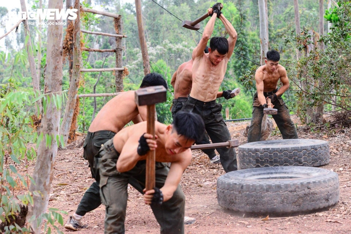 Một ngày huấn luyện tại trung tâm khởi đầu từ 5h sáng, với những buổi tập kéo dài nhiều giờ trong điều kiện khắc nghiệt như nắng gắt, mưa rừng, đồi núi hiểm trở, nhằm tái hiện chân thực các hoàn cảnh chiến đấu.