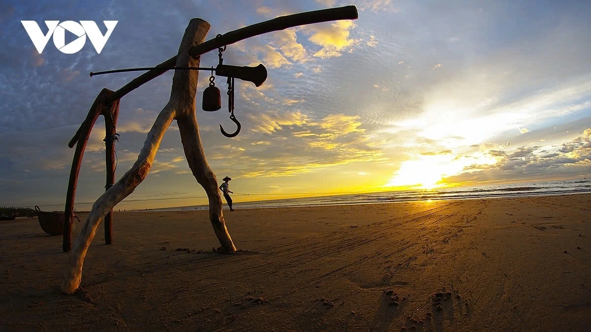 At the cracking dawn, fishermen often get up early to prepare tools and equipment so they can head out to the sea for a big catch. 