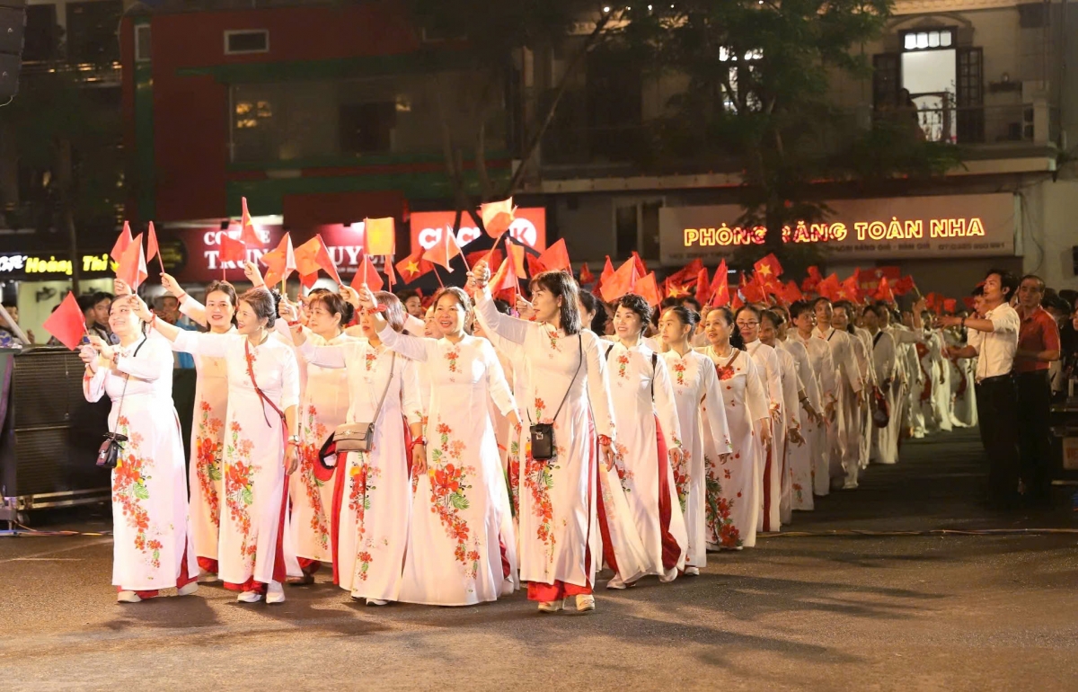 Chương trình duyệt đội ngũ và diễu hành quần chúng kỷ niệm 70 năm giải phóng Hải Phòng diễn ra vào sáng 11/5.