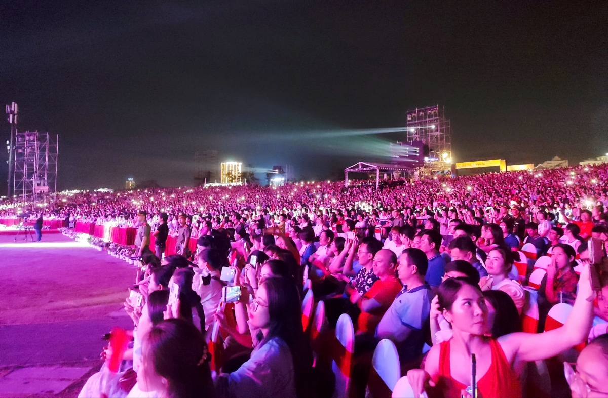 Hơn 20.000 khán giả tham dự lễ hội Carnaval Hạ Long 2025