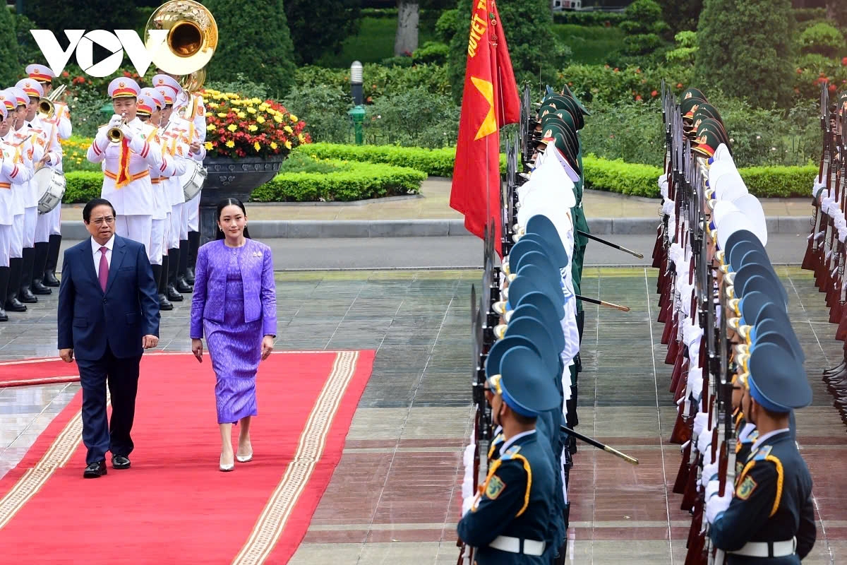 Also on May 16 morning, Prime Minister Pham Minh Chinh hosts an official welcoming ceremony for Thai Prime Minister Paetongtarn Shinawatra, and they both then co-chair the fourth Vietnam - Thailand Joint Cabinet Meeting.
