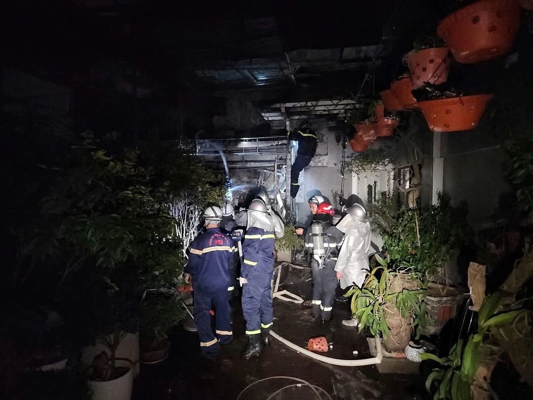 Cảnh sát tiếp cận hiện trường chữa cháy