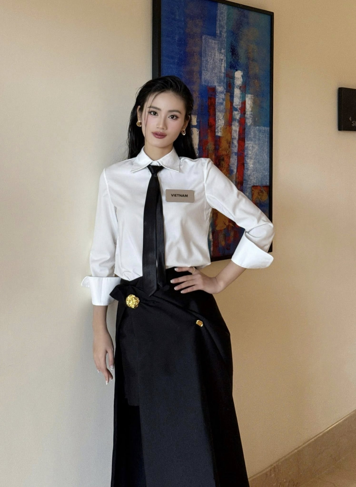 Ý Nhi khiến khán giả quê nhà lo lắng khi chưa giành chiến thắng ở bất kỳ giải phụ nào. 