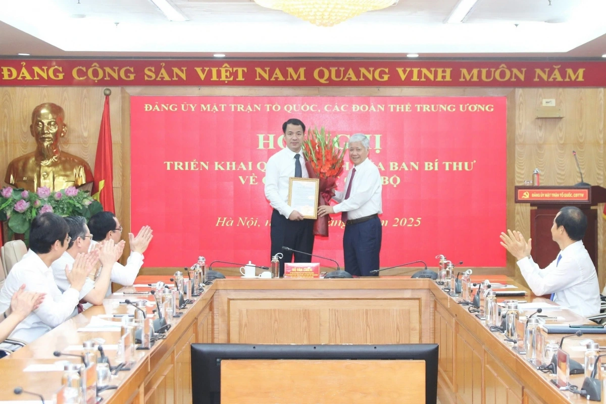 Ông Đỗ Văn Chiến, Ủy viên Bộ Chính trị, Bí thư Trung ương Đảng, Bí thư Đảng ủy Mặt trận Tổ quốc, các đoàn thể Trung ương, Chủ tịch Ủy ban Trung ương MTTQ Việt Nam trao quyết định và tặng hoa chúc mừng ông Ngô Văn Cương