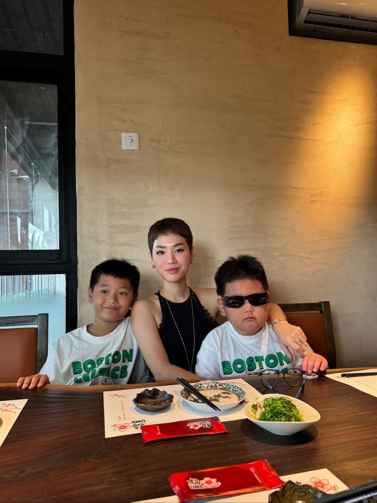 Trà My Idol đưa hai con trai đi chơi vào cuối tuần. (Nguồn: FBNV)
