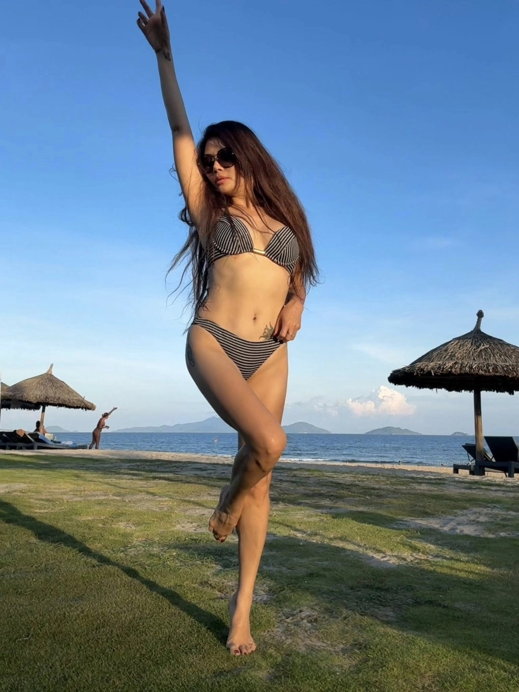 Ca sĩ Ngọc Anh 3A nhận nhiều lời khen khi diện bikini hai mảnh, khoe body săn chắc ở tuổi 50.