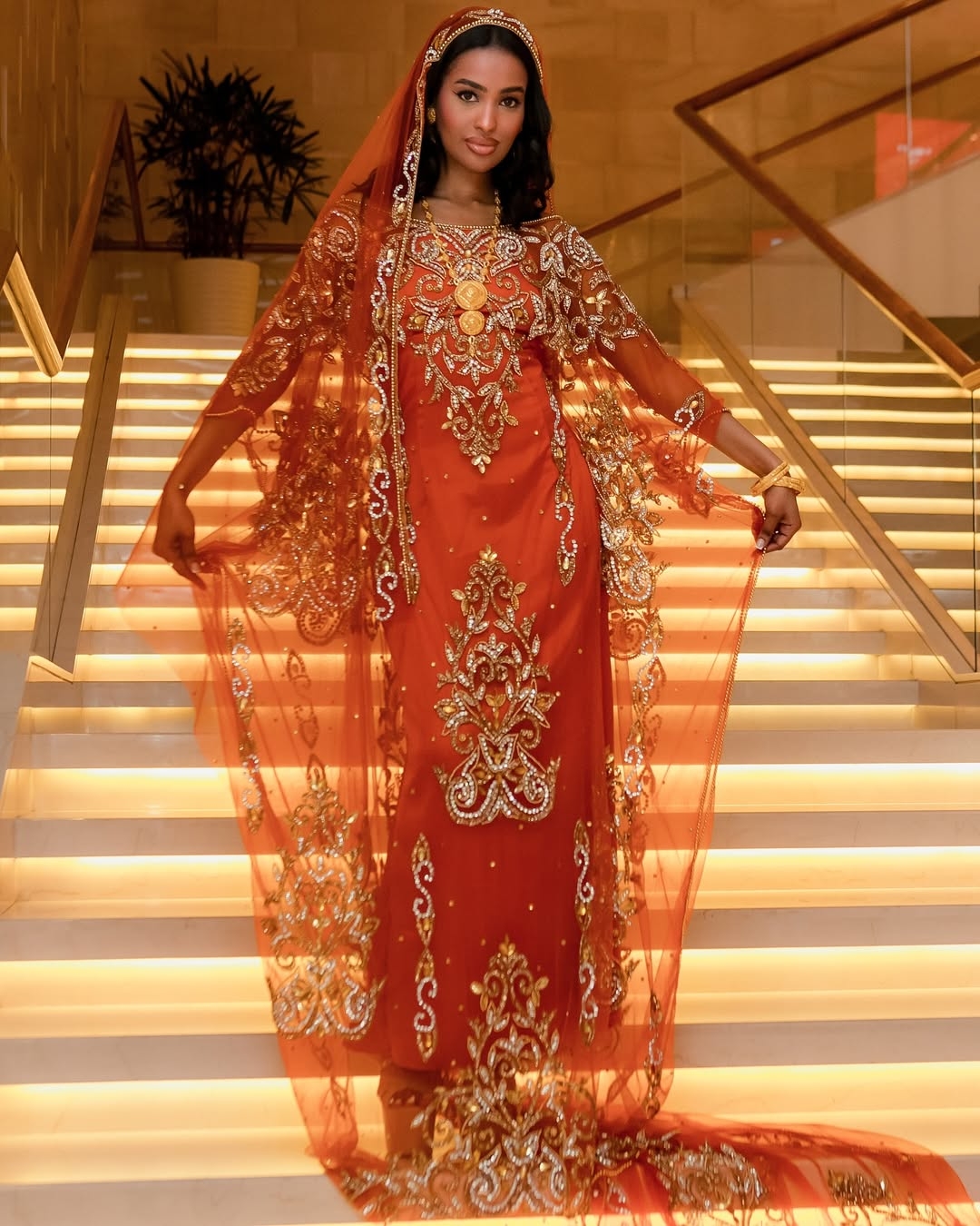 Trong phần thi Top Model, Zainab Jama diện chiếc váy Somali Dirac được làm từ chất vải bay bổng, màu sắc lộng lẫy, được đính kết cầu kỳ. Tại Miss World 2025, người đẹp muốn tôn vinh vẻ đẹp đất nước, văn hóa và trang phục truyền thống. 