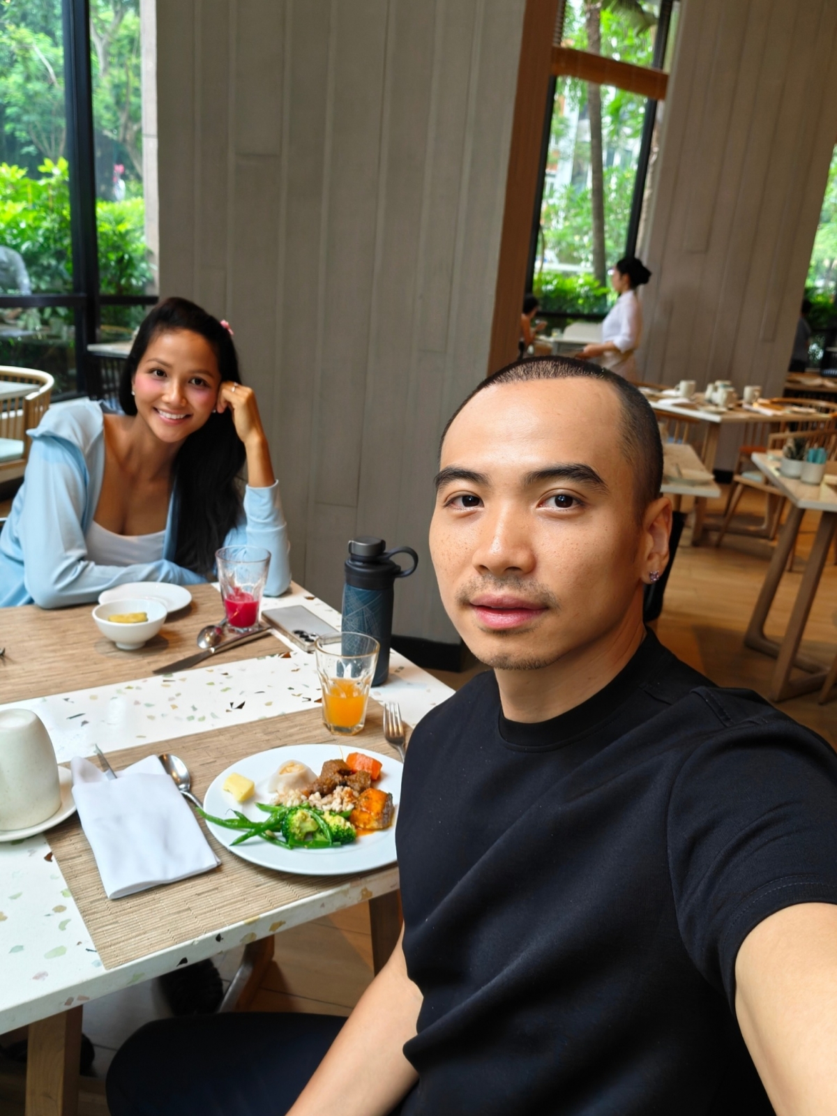 “8 năm biết nhau, đây là một trong những lần hai bạn trong hình ngồi ăn thảnh thơi, thoải mái nhất ở tại Việt Nam. Bình thường thì người đội nón hoặc đeo kính”, H'Hen Niê đăng ảnh cùng ông xã Tuấn Khôi.