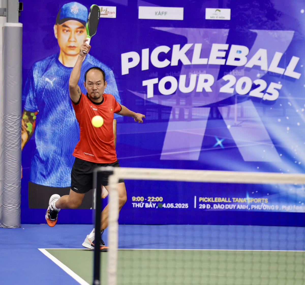 “Đánh pickleball, ngoài nhanh, khéo còn phải uyển chuyển và dẻo nữa nhé”, Long Đẹp Trai đăng ảnh đi chơi thể thao.