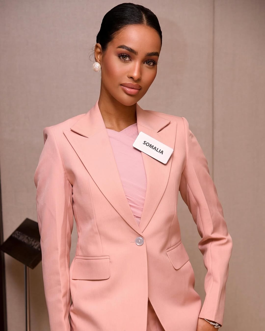 Zainab Jama, đại diện của Somalia tại Miss World 2025, đang nhận được nhiều kỳ vọng và được dự đoán sẽ đăng quang ngôi vị cao nhất trong cuộc thi năm nay. Theo bảng xếp hạng dự đoán gần đây nhất của chuyên trang sắc đẹp Missosology, Zainab Jama cùng với Nandini Gupta của Ấn Độ được xem là hai ứng cử viên hàng đầu cho vương miện Miss World 2025.