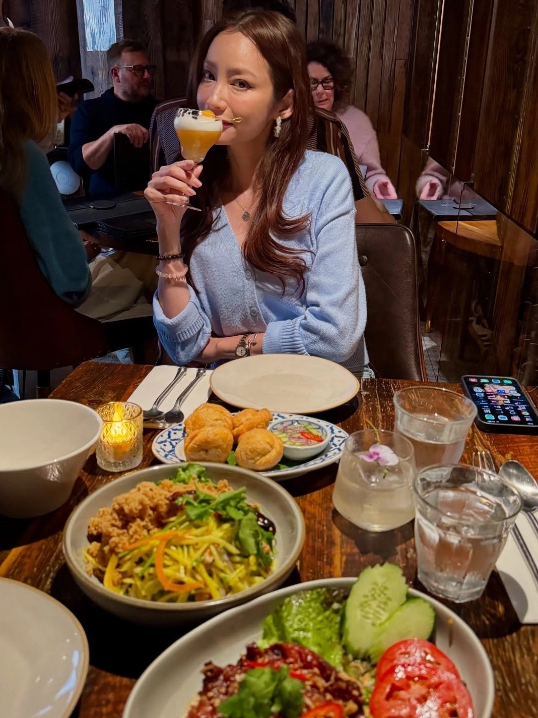 Người đẹp Trúc Diễm trở lại Mỹ sau nửa năm về Việt Nam, cùng bạn bè đi New York đón tuổi mới. Á hậu cho biết hạnh phúc khi tận hưởng những ngày đầu của tuổi mới ở thành phố xinh đẹp, thưởng thức nhiều món ngon và có trải nghiệm tuyệt vời bên những người thân thiết.