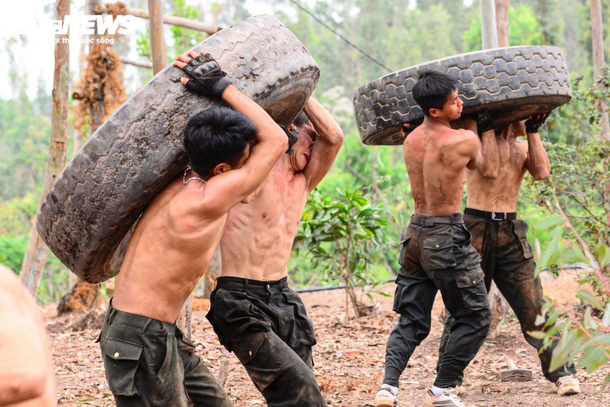 Trong đợt huấn luyện, các chiến sĩ không chỉ vượt qua những bài tập thể lực khắc nghiệt như vượt rào, vác lốp xe, luyện võ đối kháng... mà còn thực hiện tác chiến tổng hợp, từ đu dây trên không đến vượ sông nước và đầm lầy... Thậm chí, các chiến sĩ còn phải trải qua những bài huấn luyện tâm lý trong môi trường bị bao vây hoặc đối đầu trực tiếp với khủng bố.