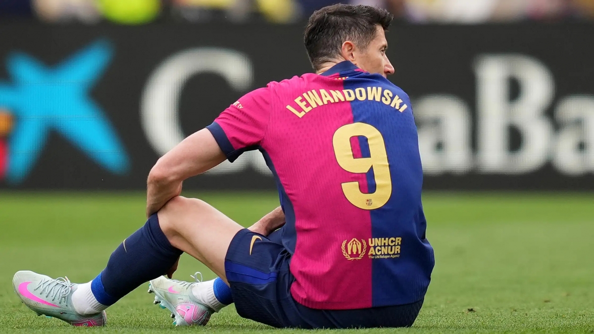 6. Robert Lewandowski (Barcelona)
Thành tích mùa giải 2024/2025 |  42 bàn, 5 kiến tạo. Vô địch Cúp Nhà Vua &amp; Siêu cúp Tây Ban Nha. Ở tuổi 36, Lewandowski vẫn duy trì phong độ ghi bàn ấn tượng. Tuy nhiên, chân sút người Ba Lan đang gặp bất lợi vì dính chấn thương.