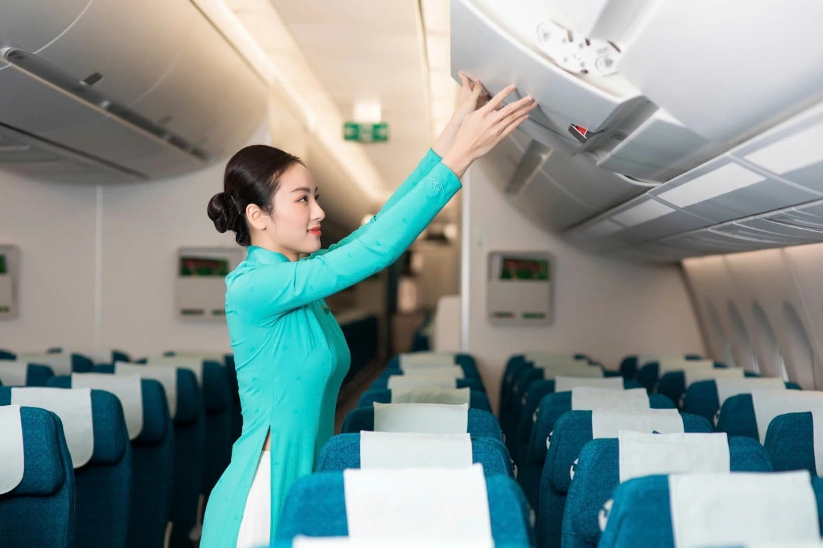 Công việc của Đoàn tiếp viên phục vụ trên máy bay.