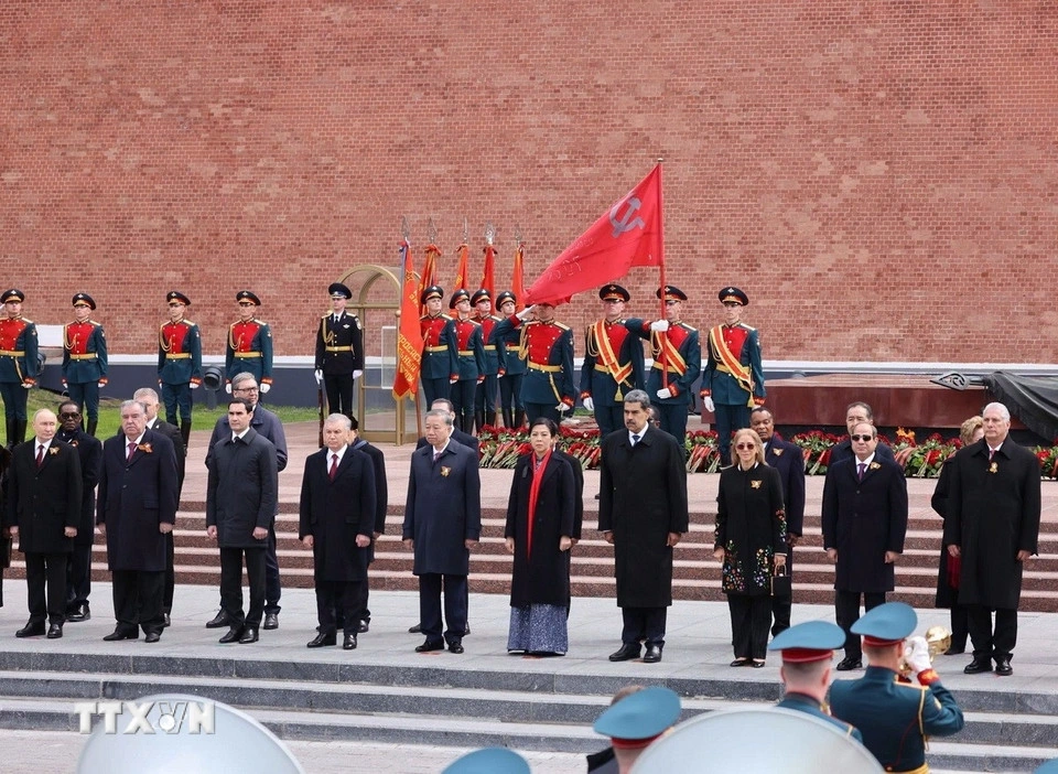 Ngay sau lễ duyệt binh, Tổng Bí thư Tô Lâm và Phu nhân Ngô Phương Ly đã cùng Tổng thống Nga Vladimir Putin và các nhà lãnh đạo thế giới tham dự lễ đặt hoa tại Đài tưởng niệm Liệt sĩ vô danh nằm ở bức tường điện Kremlin tại Quảng trường Đỏ. (Ảnh: TTXVN)