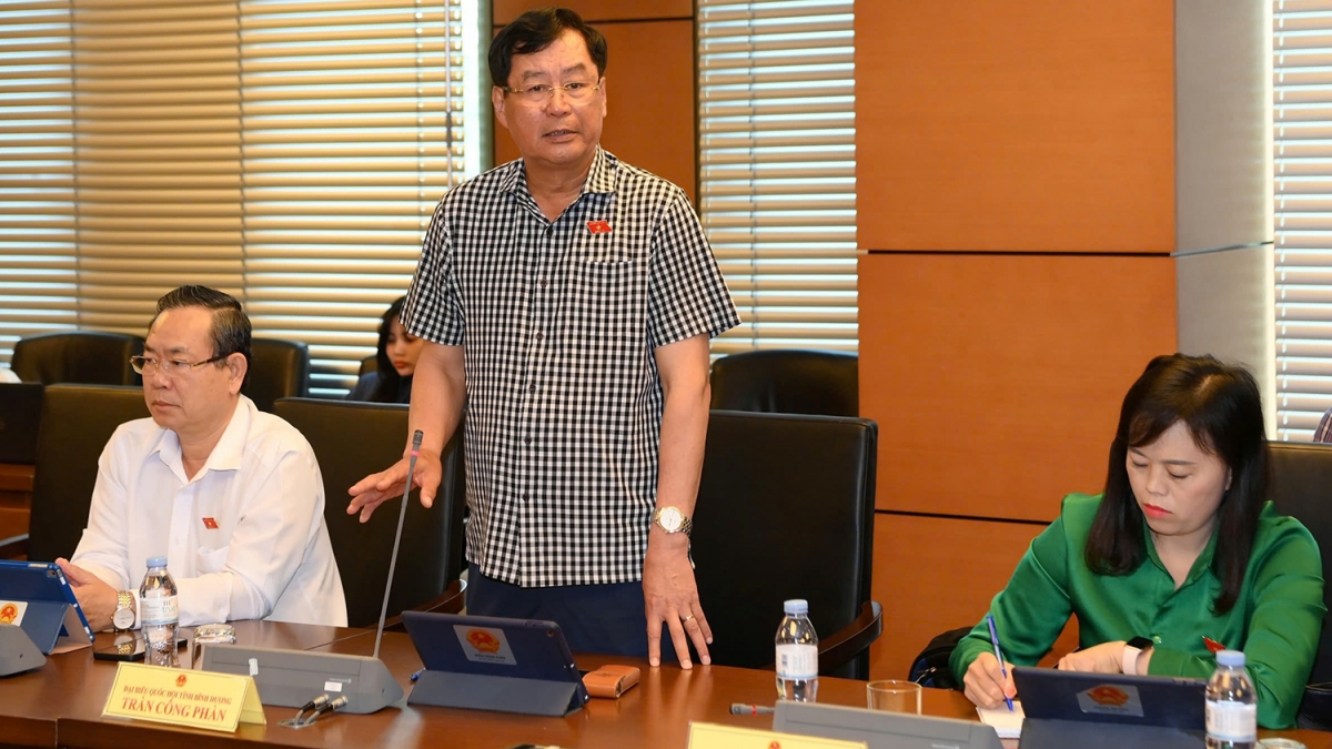 Đại biểu Quốc hội Trần Công Phàn phát biểu thảo luận tổ về dự thảo Luật Cán bộ, công chức (sửa đổi). Ảnh: Tiến Tuấn