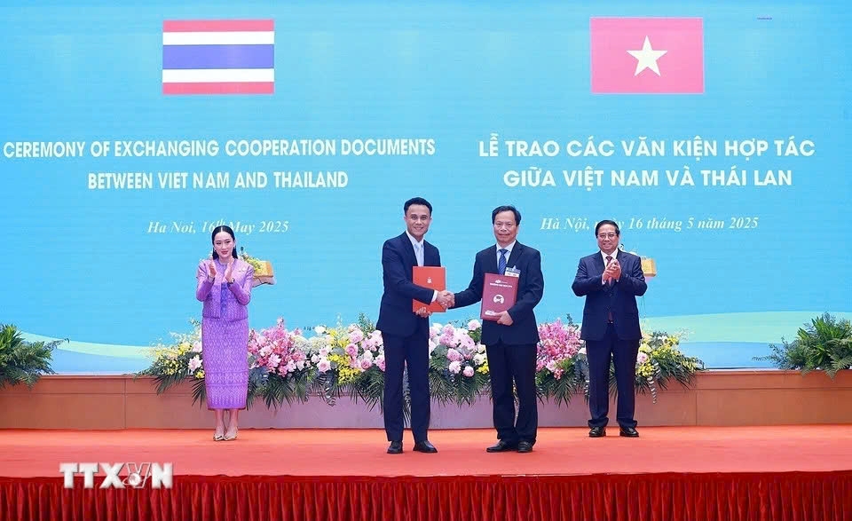 Both PMs then witness the signing and exchange of cooperation documents between ministries, sectors and localities of the two countries in areas such as economy and trade, finance, drug prevention, education and training, and local cooperation. (Photo: VNA)