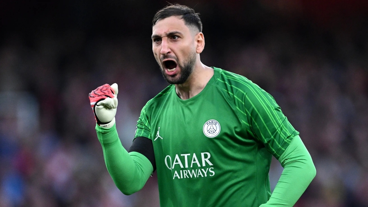7. Gianluigi Donnarumma (Paris Saint-Germain)
Thành tích mùa giải 2024/2025 |  12 trận giữ sạch lưới. Vô địch Ligue 1 &amp; Siêu cúp Pháp. Donnarumma tỏa sáng ở vòng knock-out Champions League, đặc biệt là loạt luân lưu tại Anfield và các pha cứu thua trước Aston Villa và Arsenal. Nếu PSG giành cú ăn ba, vai trò của anh là không thể phủ nhận.