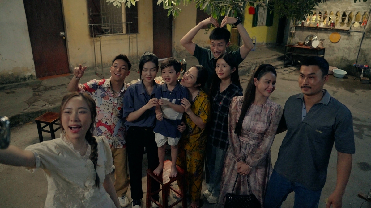 “Dịu dàng màu nắng” là câu chuyện xung quanh một nhóm người lao động, chủ yếu là công nhân trong một xóm trọ với nhiều hoàn cảnh, lứa tuổi khác nhau