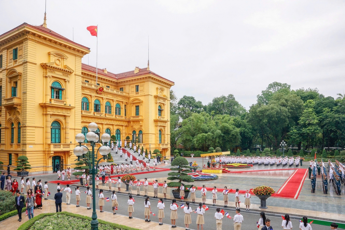 Lễ đón Tổng thống Emmanuel Macron và Phu nhân thăm cấp Nhà nước tới Việt Nam diễn ra trọng thể tại Phủ Chủ tịch (Hà Nội)