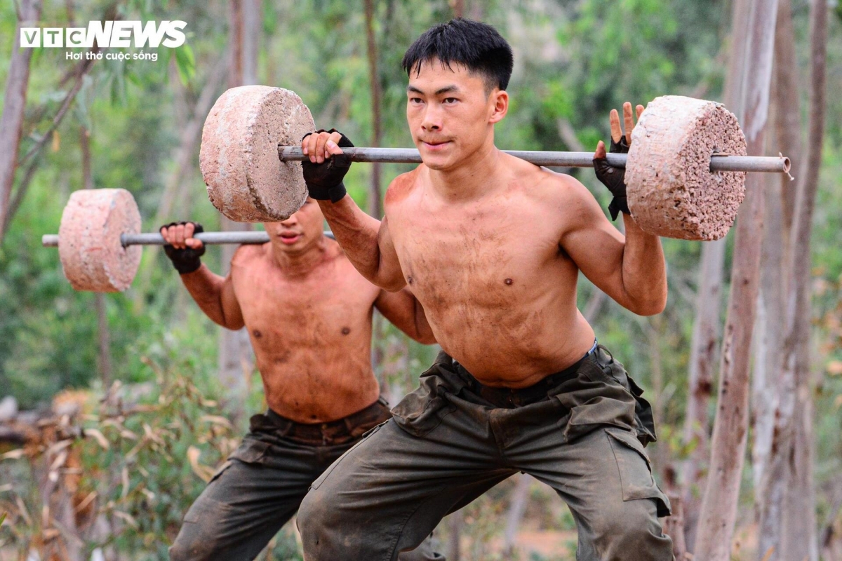 Những thân hình rắn chắc, cơ bắp cuồn cuộn chuyển động trong từng thế võ, từng cú ra đòn chính xác là kết quả của hàng nghìn giờ đổ mồ hôi trên thao trường.