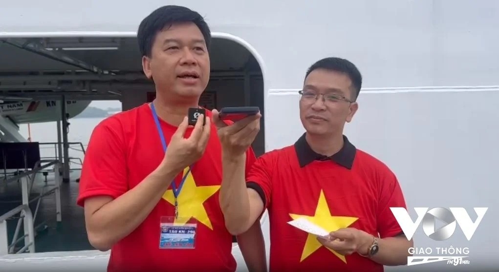 Một cuộc phỏng vấn kết nối về làn sóng của VOV thực hiện trên tàu DK-290 giữa nhà báo Văn Hải (VOV1) và nhà báo Ngô Minh Hiển - Phó Tổng Giám đốc Đài Tiếng nói Việt Nam