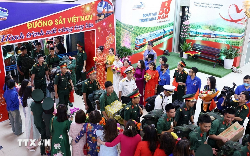 án bộ, chiến sỹ tham gia diễu binh về đến Ga Hà Nội trong sự chào đón nồng nhiệt của lãnh đạo Bộ Quốc phòng và người dân.