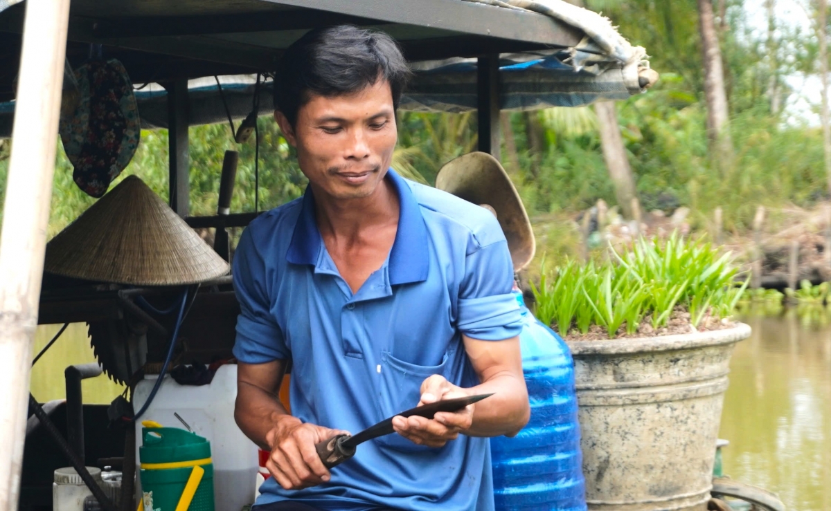 Bà con vùng chuyên trồng rừng, trồng lúa tỉnh Cà Mau cũng còn dùng nhiều công cụ lao động liên quan đến nghề rèn và họ cũng ưa cái chất lượng công cụ cặp vợ chồng thợ rèn chuyên nghiệp tạo ra