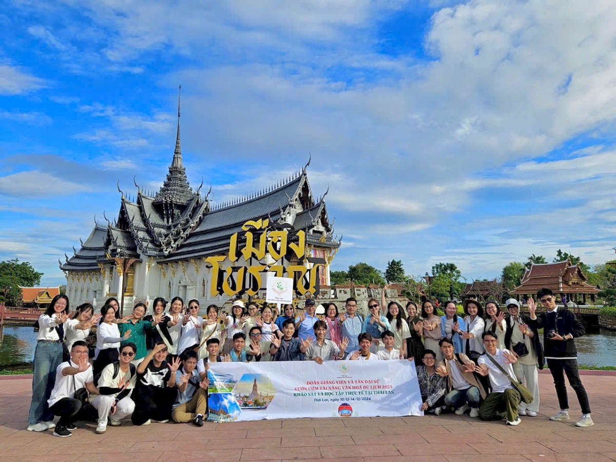 Đoàn giảng viên và sinh viên "Đại sứ Văn hóa du lịch 2024" khảo sát và học tập tại Thái Lan. Ảnh: Diễm Hằng