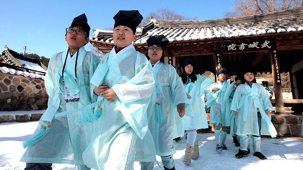 Học sinh tiểu học ở Seoul mặc trang phục thời Joseon (1392-1910) tham quan Museong Seowon ở Jeongeup, tỉnh Jeolla Bắc. Học viện Nho giáo thời Joseon đã được UNESCO công nhận là Di sản Thế giới vào năm 2019 để ghi nhận tầm quan trọng về mặt văn hóa của nơi này. Ảnh: Yonhap.