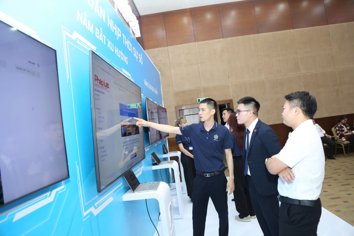 Các đại biểu tìm hiểu nền tảng tòa soạn thông minh có ứng dụng trí tuệ nhân tạo