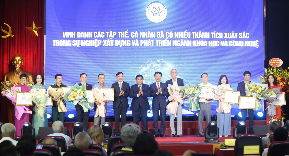 Phó Thủ tướng Nguyễn Chí Dũng, Bộ trưởng Nguyễn Mạnh Hùng, Thứ trưởng Bùi Thế Duy cùng các nhà khoa học, đại diện doanh nghiệp, viện nghiên cứu được vinh danh. (Ảnh: TTTT)