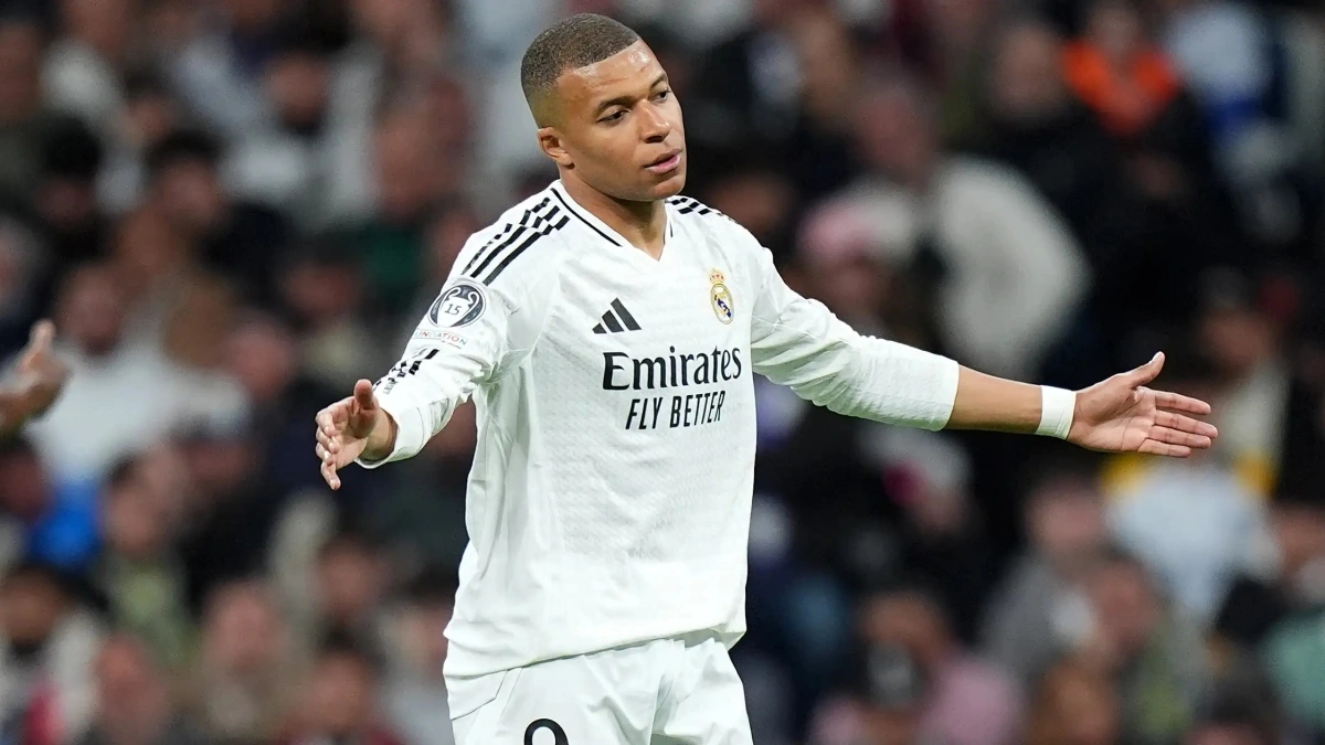 9. Kylian Mbappe (Real Madrid)
Thành tích mùa giải 2024/2025 |  34 bàn, 5 kiến tạo. Vô địch Siêu cúp châu Âu &amp; Cúp Liên lục địa. Dù khởi đầu chưa như mong đợi tại Real Madrid, nhưng Mbappe vẫn có những khoảnh khắc bùng nổ, đặc biệt là cú hat-trick vào lưới Man City. Tuy nhiên, thất bại ở Champions League và Copa del Rey khiến cơ hội giành Quả bóng Vàng 2025 của anh trở nên mong manh.