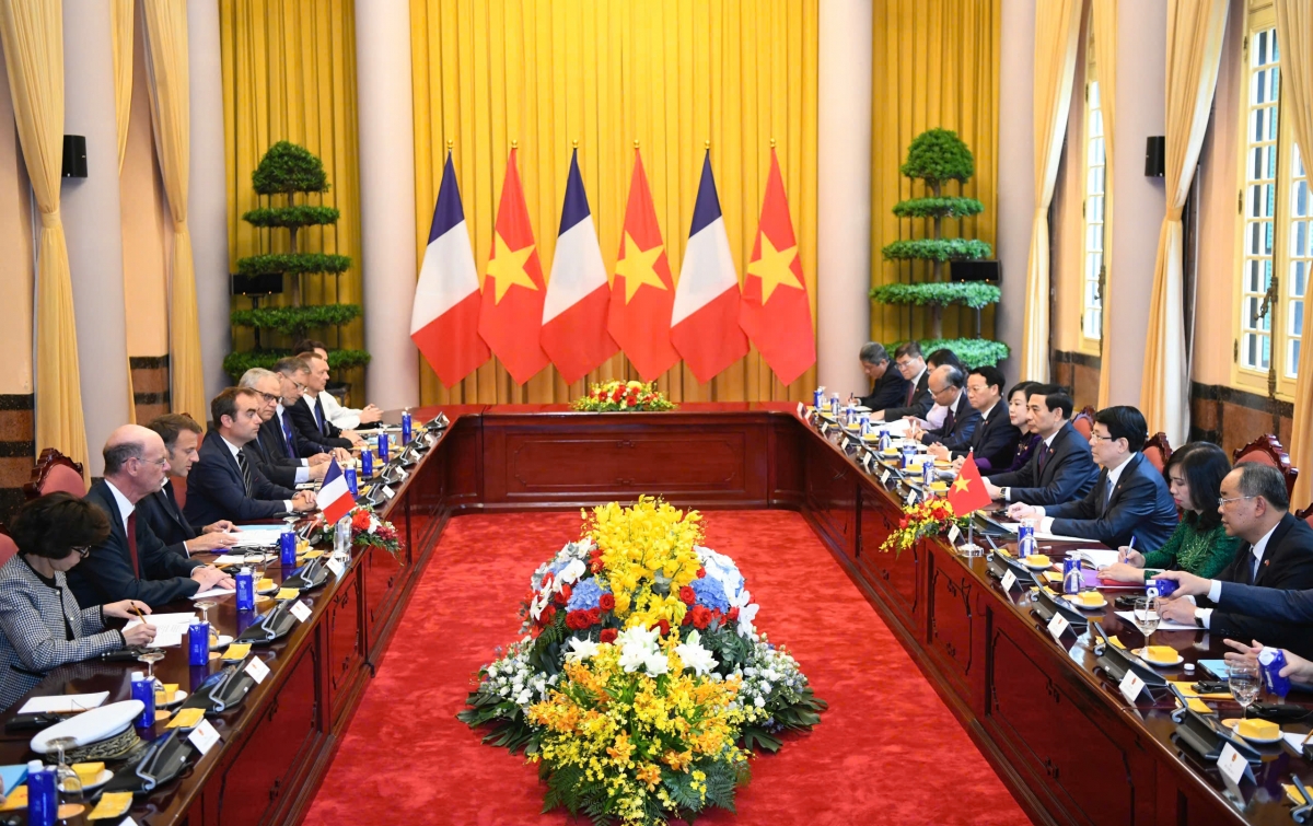 Ngay sau lễ đón chính thức, Chủ tịch nước Lương Cường và Tổng thống Emmanuel Macron cùng dẫn đầu đoàn đại biểu cấp cao hai nước tiến hành Hội đàm