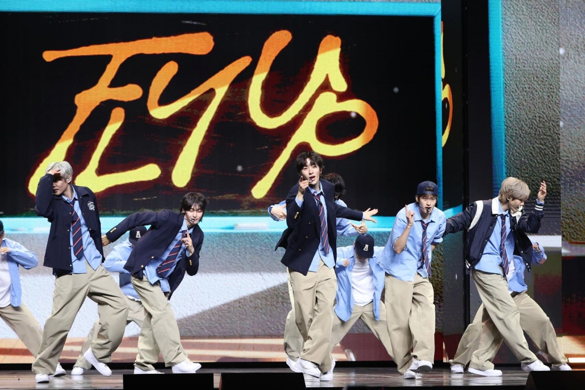 Các thành viên RIIZE biểu diễn ca khúc chủ đề "Fly Up" trong album "ODYSSEY". (Ảnh: Yonhap)