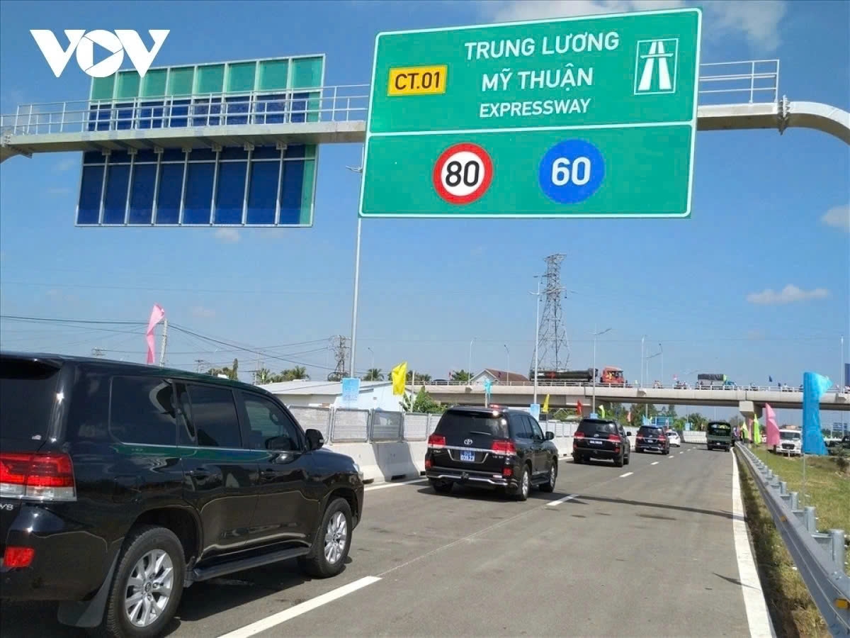 Sau hơn hai năm đưa vào khai thác và thu phí, tuyến cao tốc Trung Lương - Mỹ Thuận đang được đề xuất mở rộng lên 6 làn xe, hướng đến nâng cao năng lực thông hành cho toàn tuyến TP.HCM - Mỹ Thuận dài gần 100 km.