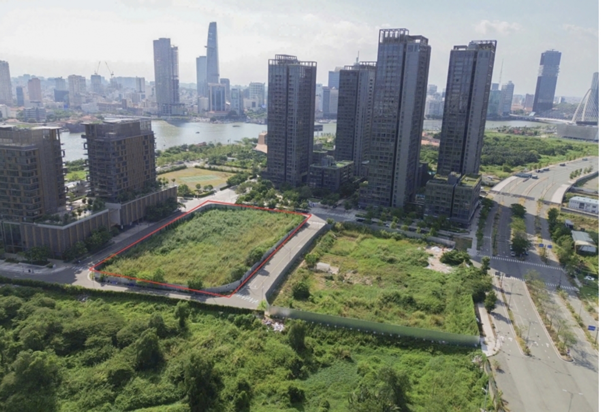Khu đất nơi xây dựng Dự án căn hộ Narra Residences hiện nay vẫn đang là bãi đất trống, cỏ dại mọc um tùm. (Ảnh chụp ngày 25/5/2025).