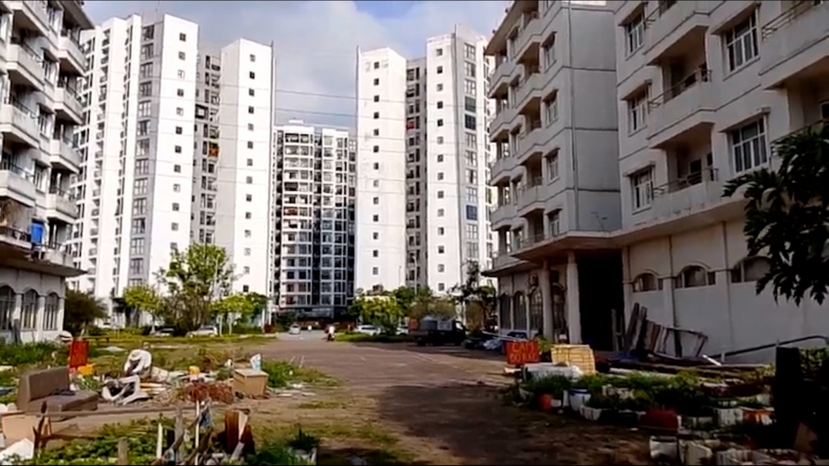 3 tòa nhà tái định cư N3 - N4 - N5 tại Khu đô thị Sài Đồng, quận Long Biên hàng chục năm qua không có dân vào ở, cỏ mọc um tùm.