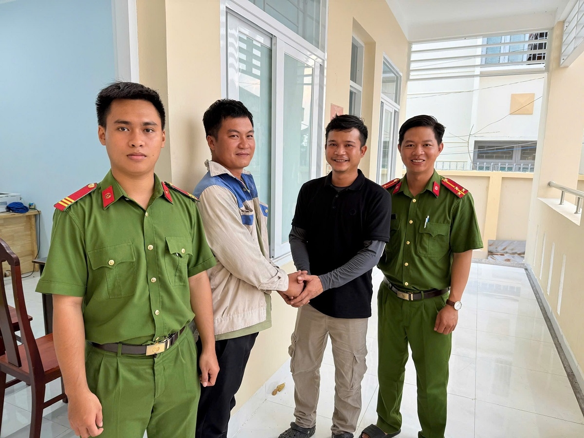 Anh Hồ Công Toàn thay mặt gia đình gửi lời cảm ơn đến anh Khoa và Công an xã Tân Thắng