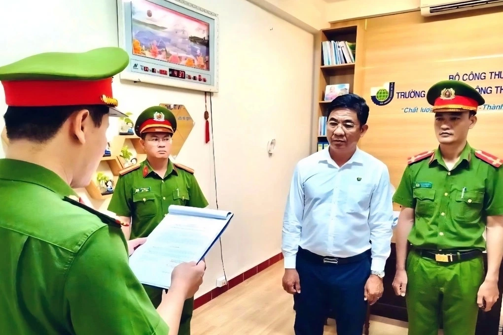 Công an công bố quyết định khởi tố bị can, lệnh bắt tạm giam đối với ông Trần Kim Quyên (Ảnh: Công an tỉnh Phú Yên).