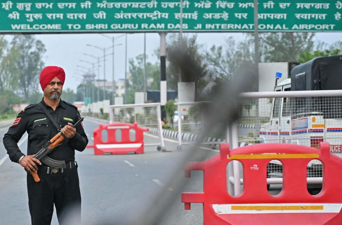 Cảnh sát canh gác con đường đến Sân bay quốc tế Shri Guru Ram Das Ji ở ngoại ô Amritsar, Ấn Độ. Ảnh: CNN